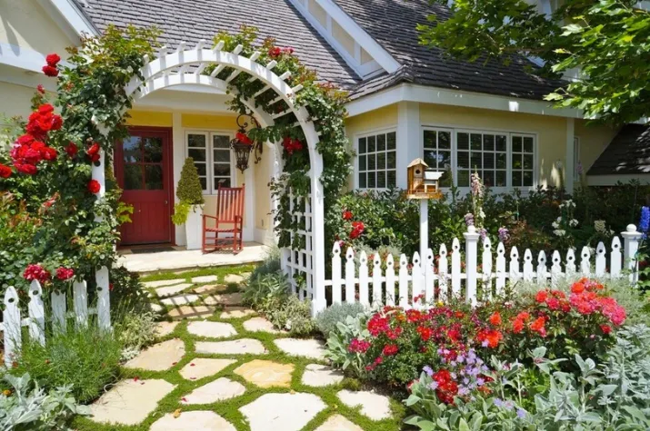 Un jardin avant avec des rosiers rouges