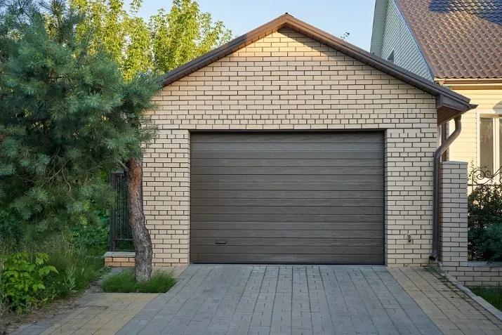 Placez le garage à distance de la maison