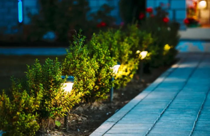 Privilégiez les lampadaires solaires