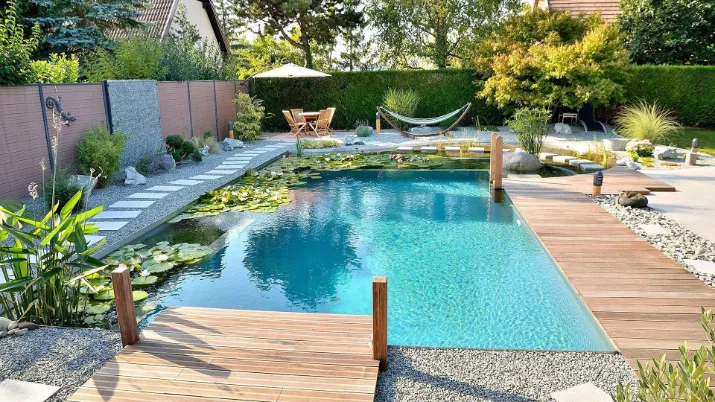 Piscine décorée avec des nénuphars