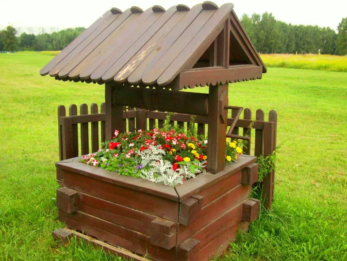 Jardinière en forme de puits en bois