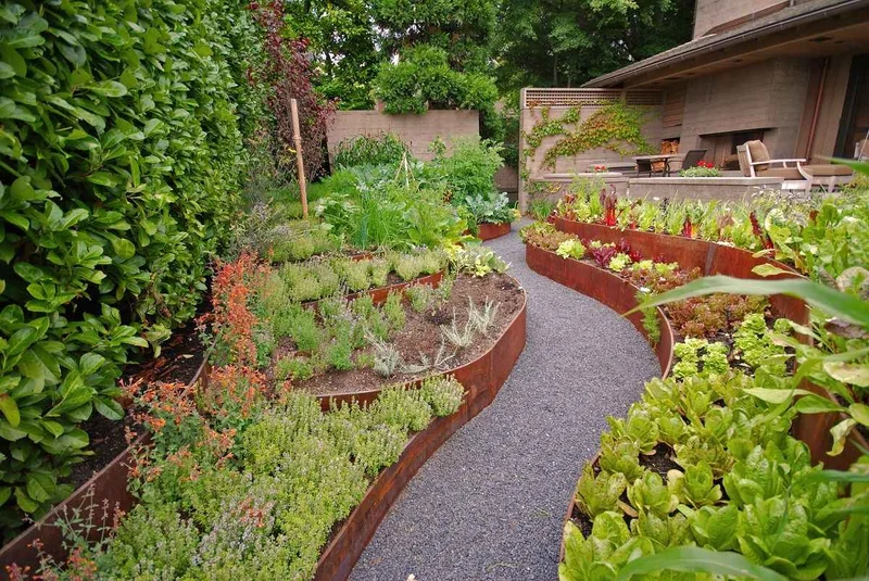 Un potager avec des chemins sinueux