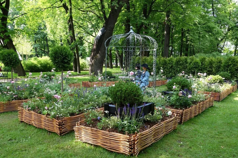 Un potager avec des plates-bandes carrées en osier